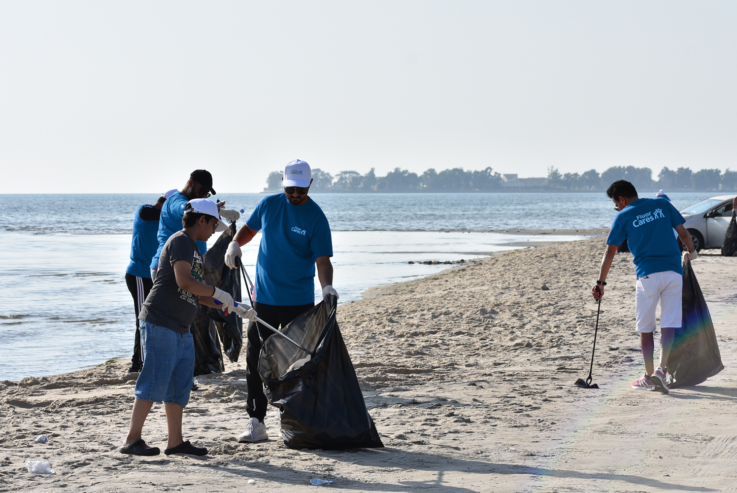 Fluor volunteers cleaning on the shore