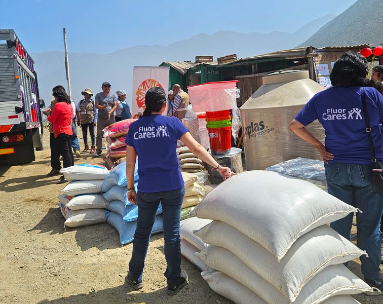 Fluor volunteers in Peru with bags of food