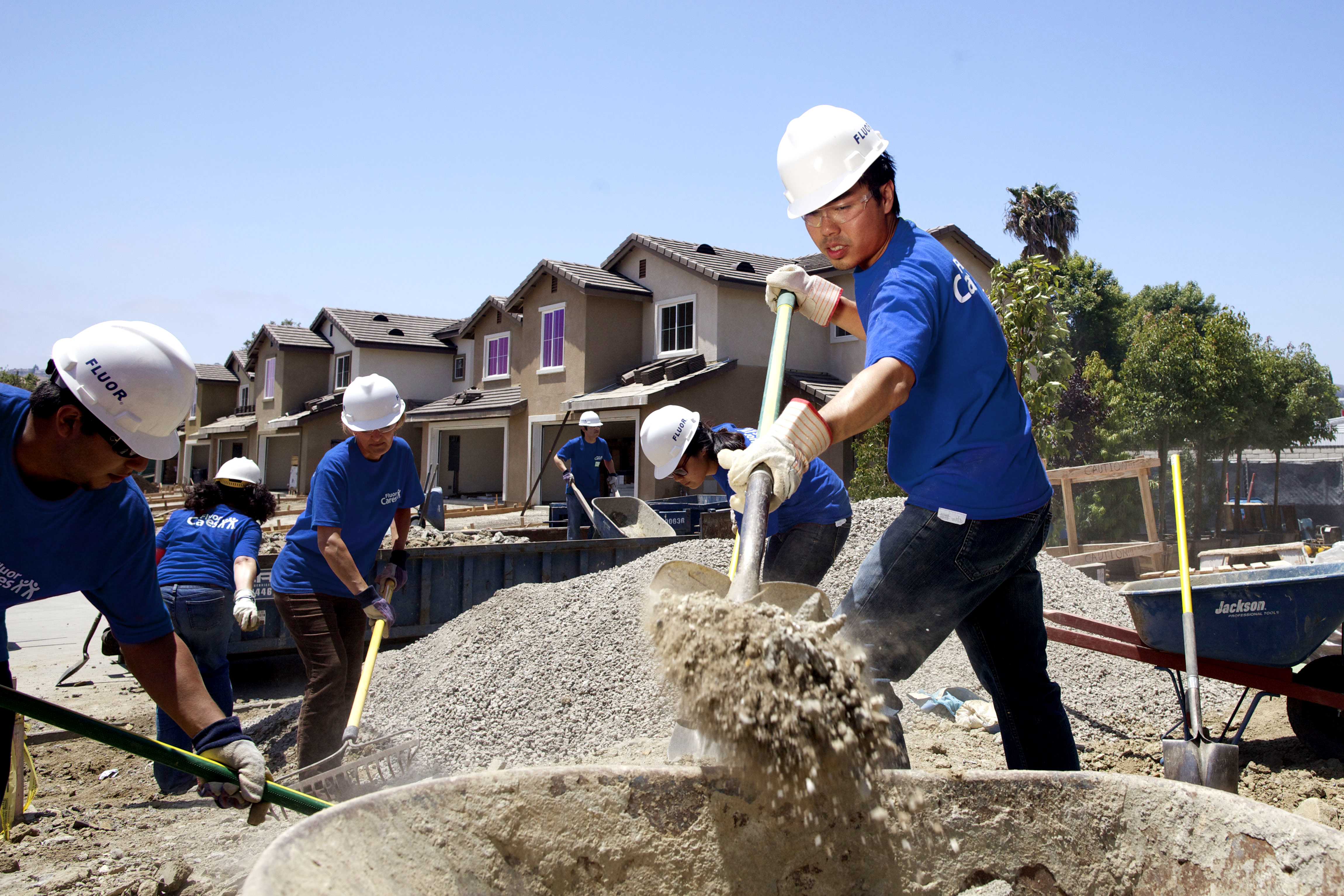 Fluor volunteers building  homes