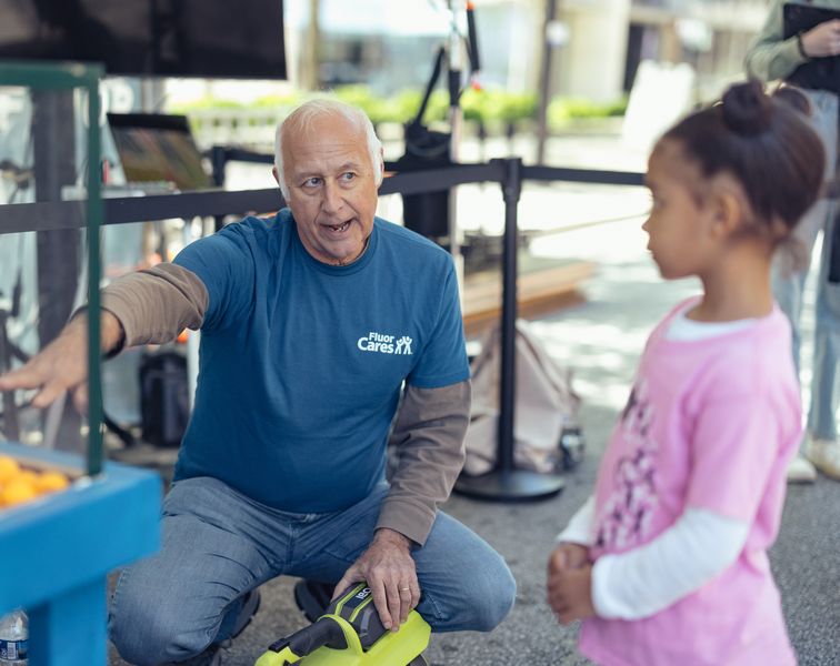 A Fluor volunteer and his daughter at a STEM event