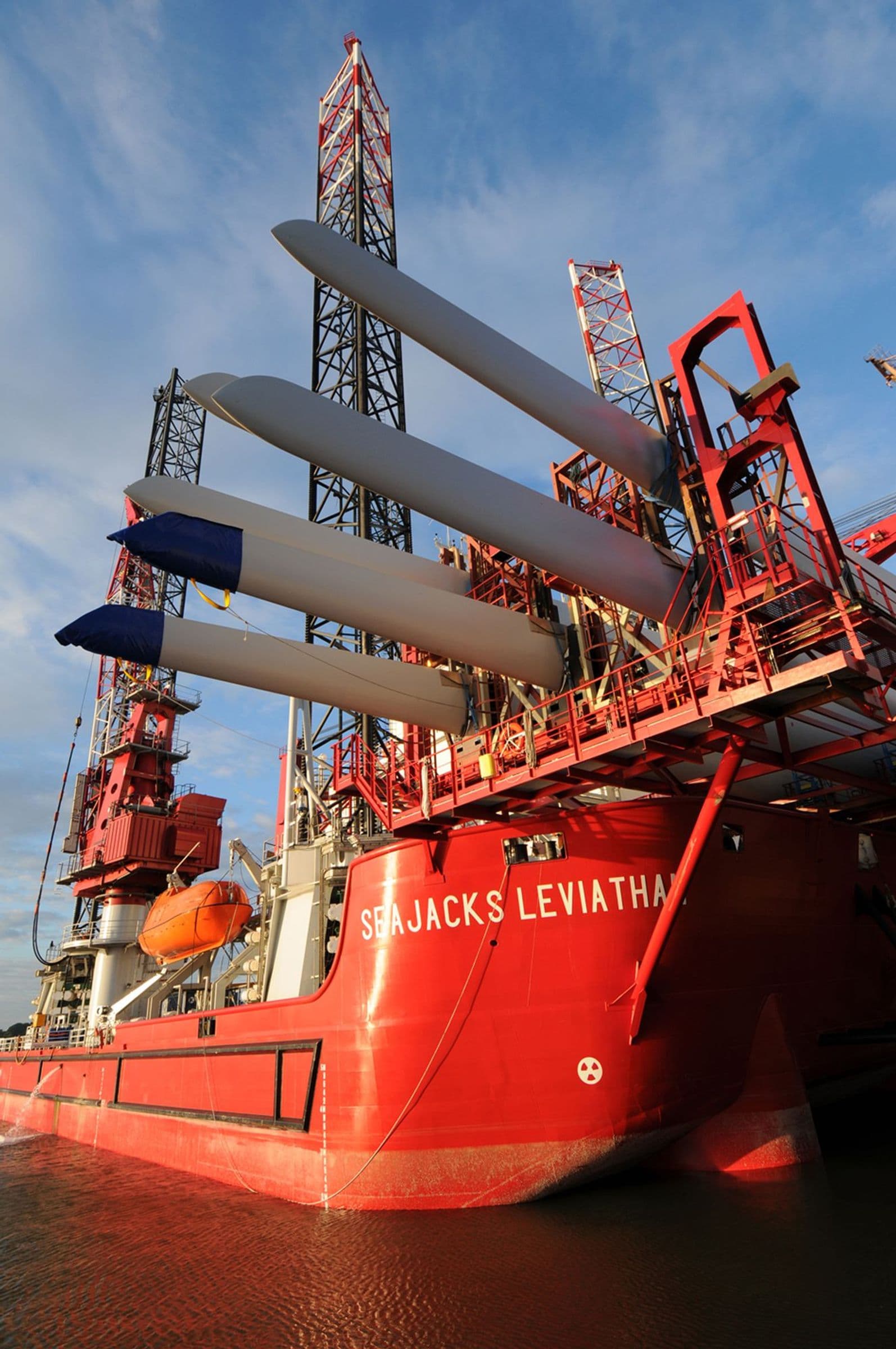 53.5-meter turbine blades on ship